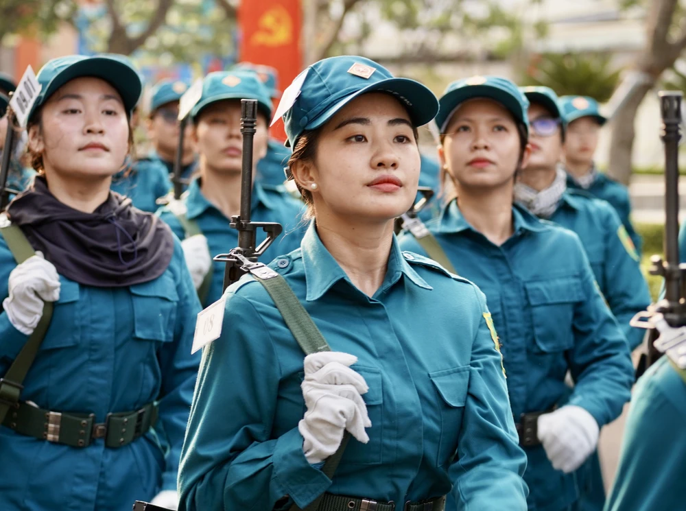 Những 'bóng hồng' khối nữ du kích miền Nam đội nắng tập luyện cho lễ kỷ niệm 30-4