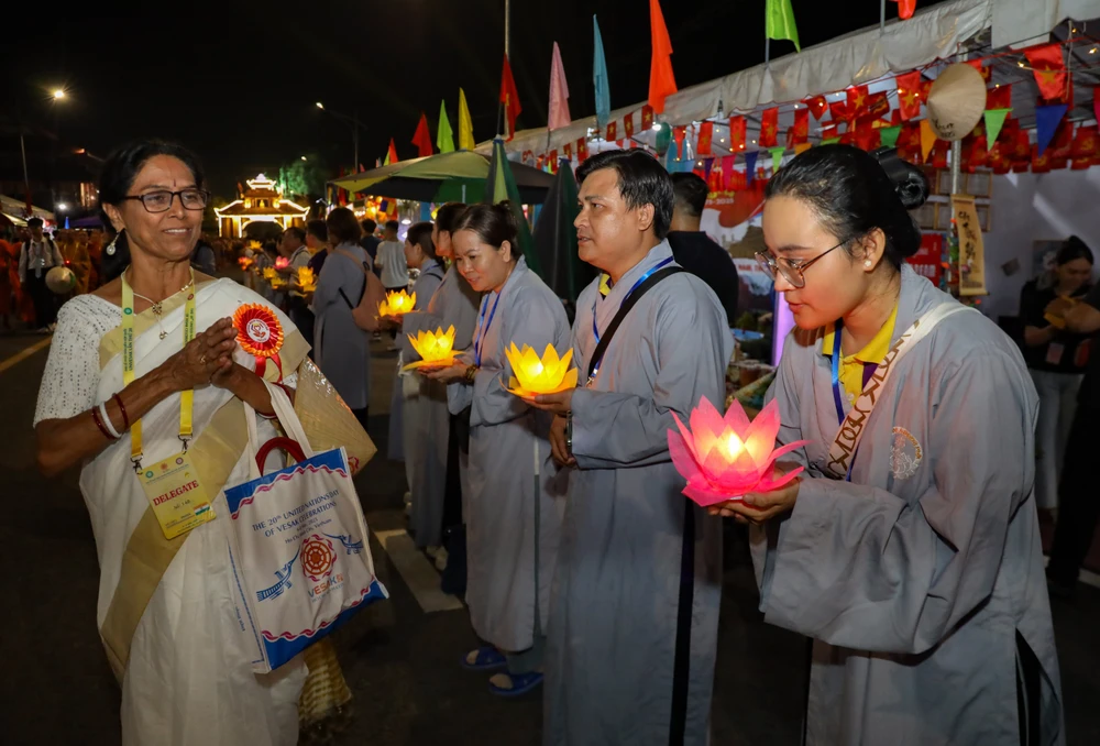 Đêm hoa đăng cầu nguyện hòa bình nằm trong khuôn khổ Đại lễ Vesak 2025 thu hút đông đảo phật tử trong và ngoài nước tham dự.