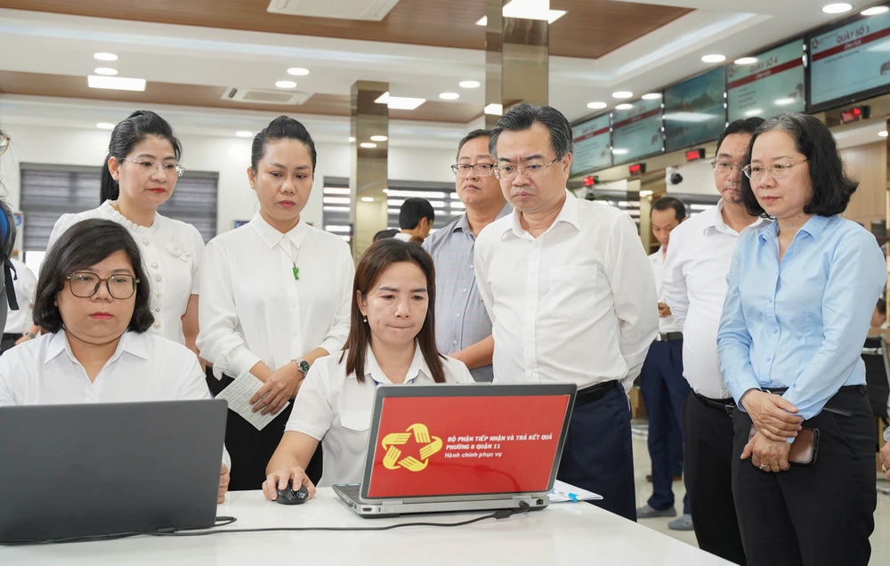 Ông Nguyễn Thanh Nghị, Phó Bí thư Thường trực Thành uỷ TP.HCM, dự buổi 'chạy thử' mô hình chính quyền hai cấp tại UBND phường Bình Thới mới, sáng 12-6. Ảnh: THUẬN VĂN