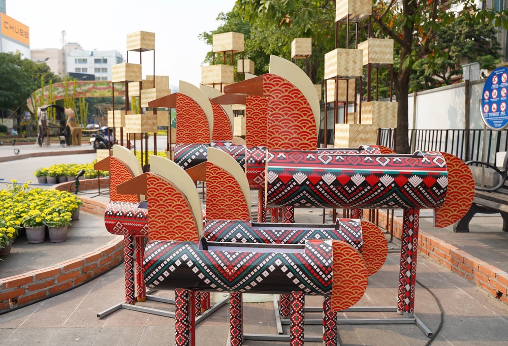 đường hoa Nguyễn Huệ.jpg