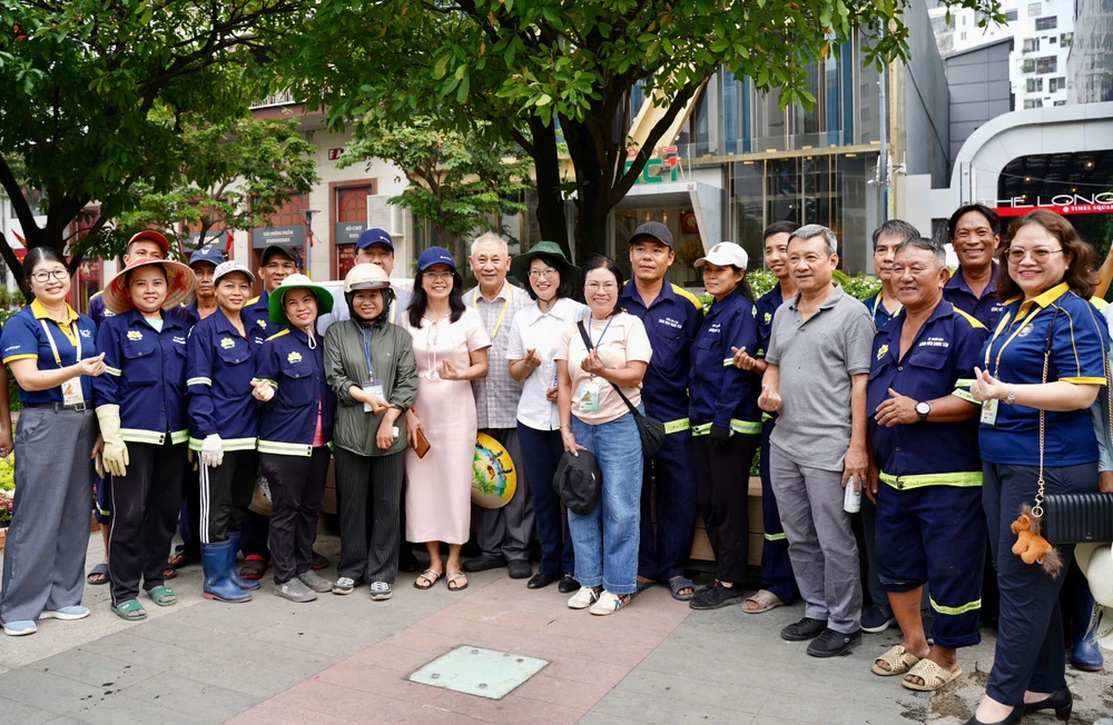 Đường hoa Nguyễn Huệ (11).jpg