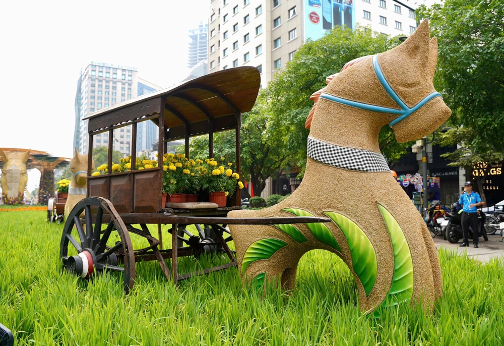 Đường hoa Nguyễn Huệ (12).jpg