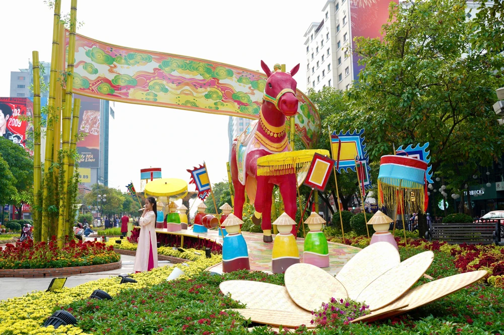 Đường hoa Nguyễn Huệ (15).jpg