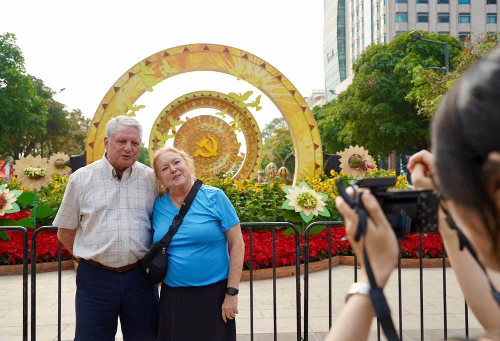 Đường hoa Nguyễn Huệ (16).jpg