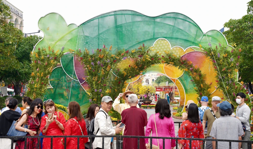 Đường hoa Nguyễn Huệ (2).jpg