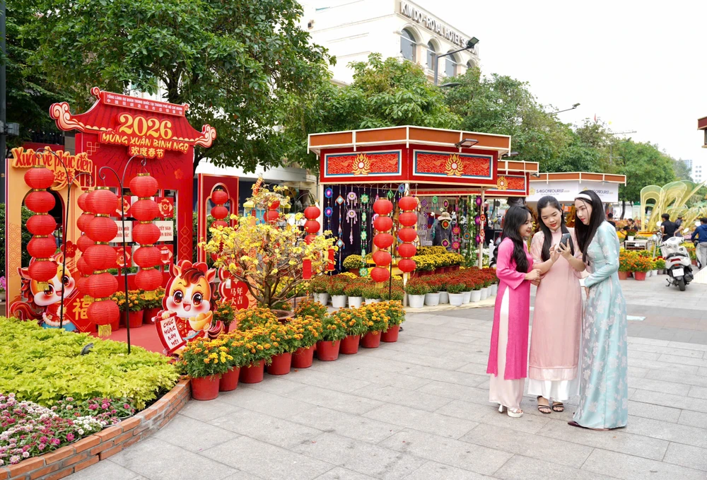 Đường hoa Nguyễn Huệ (20).jpg