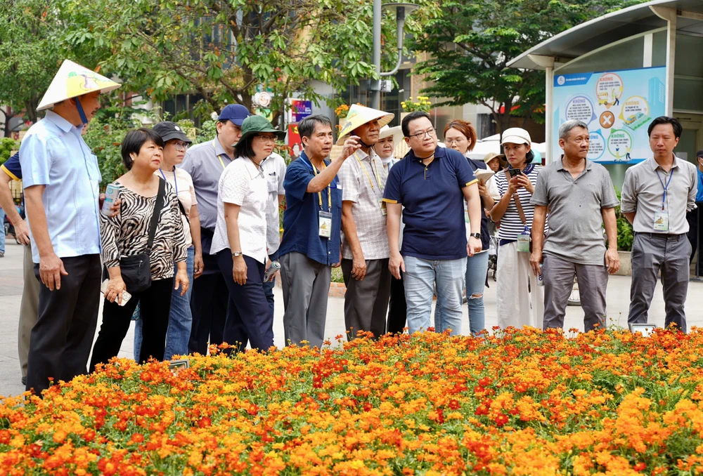 Đường hoa Nguyễn Huệ (24).jpg