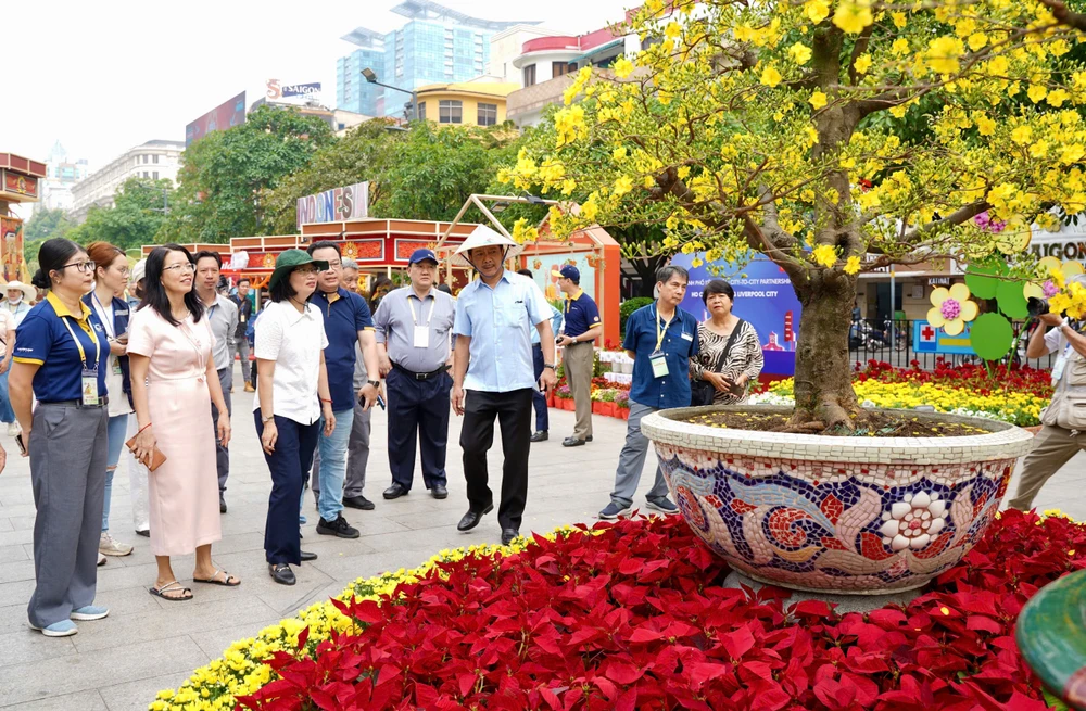 Đường hoa Nguyễn Huệ (25).jpg