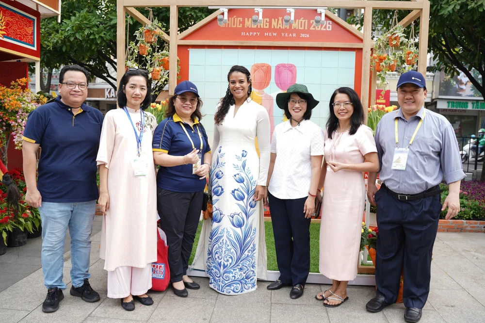 Đường hoa Nguyễn Huệ (26).jpg