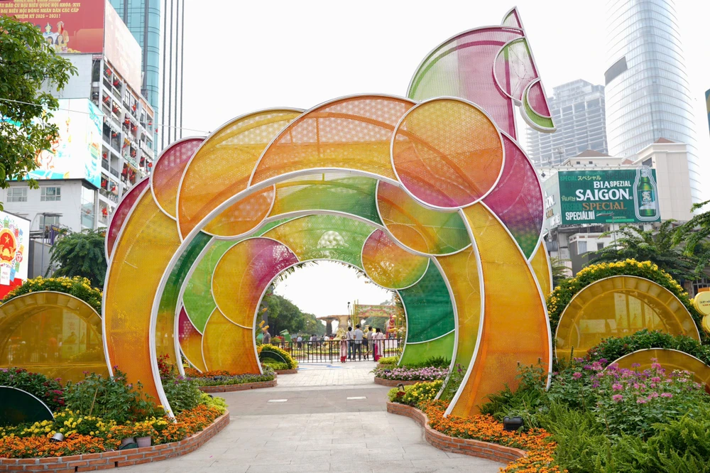 Đường hoa Nguyễn Huệ (6).jpg