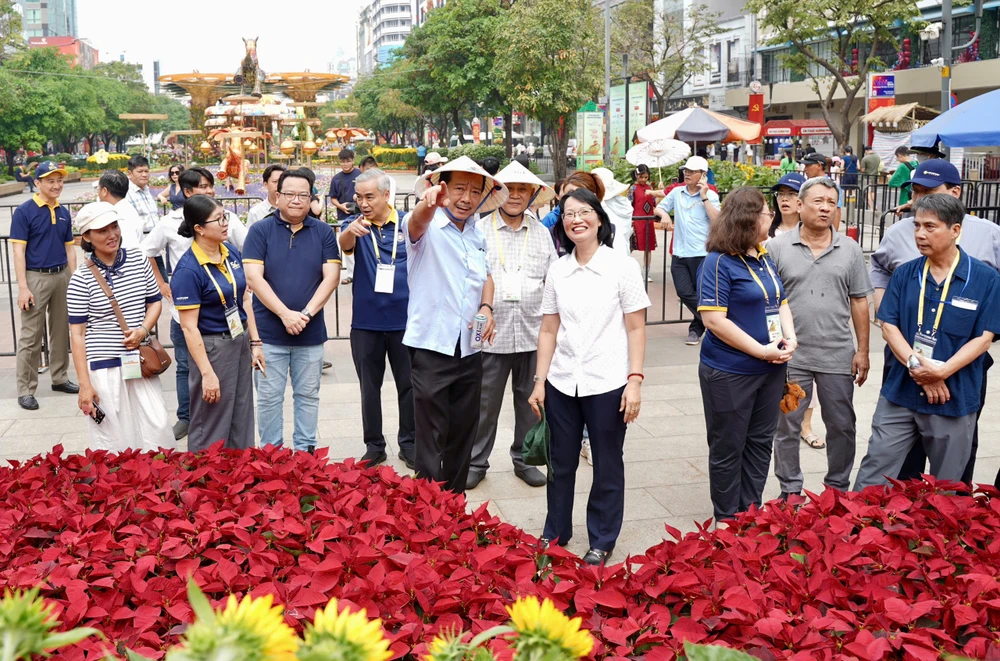 Đường hoa Nguyễn Huệ (8).jpg