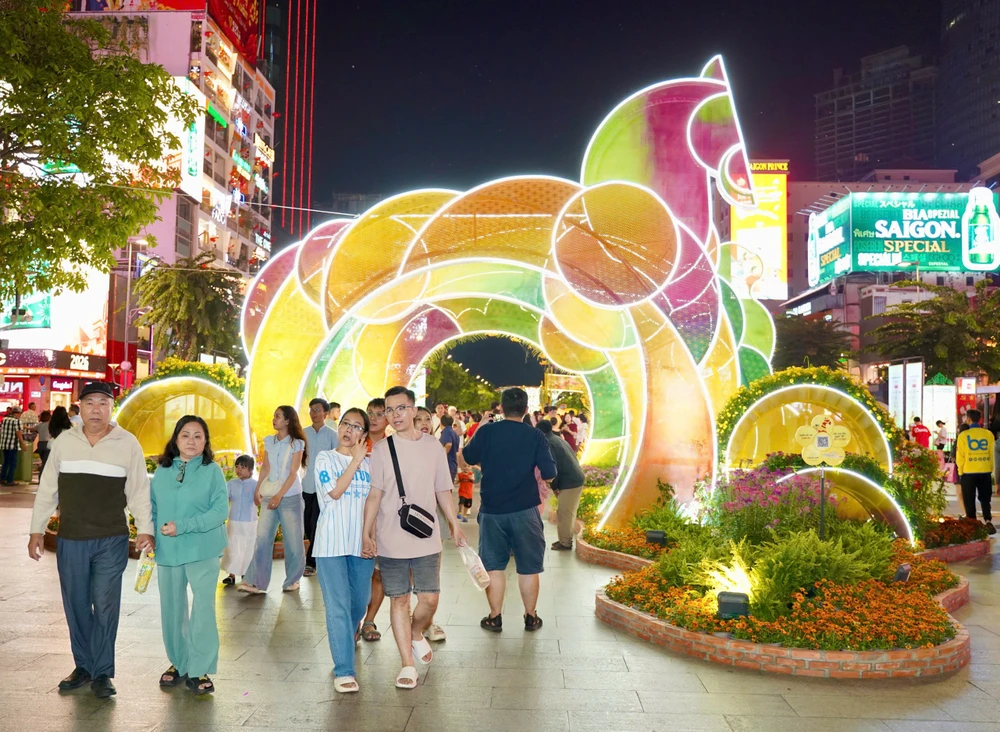 đường hoa Nguyễn Huệ (17).jpg