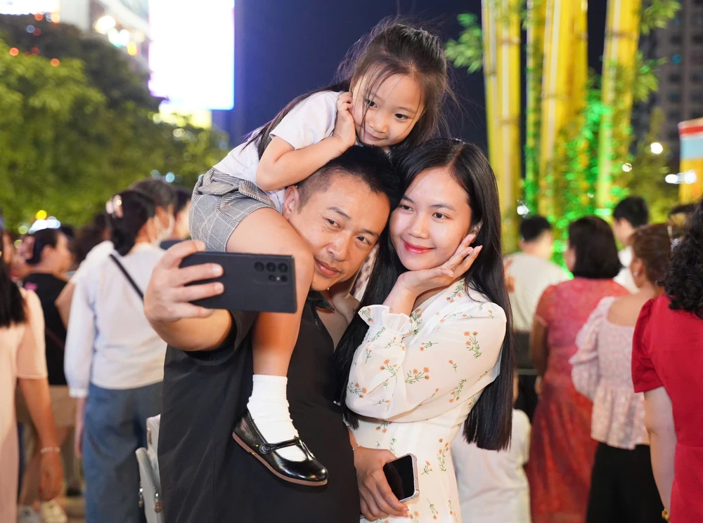 đường hoa Nguyễn Huệ (8).jpg