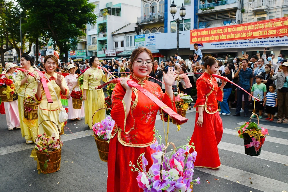 Các nghệ sĩ nhóm múa Đường Nghệ tại buổi diễu hành (3).jpg