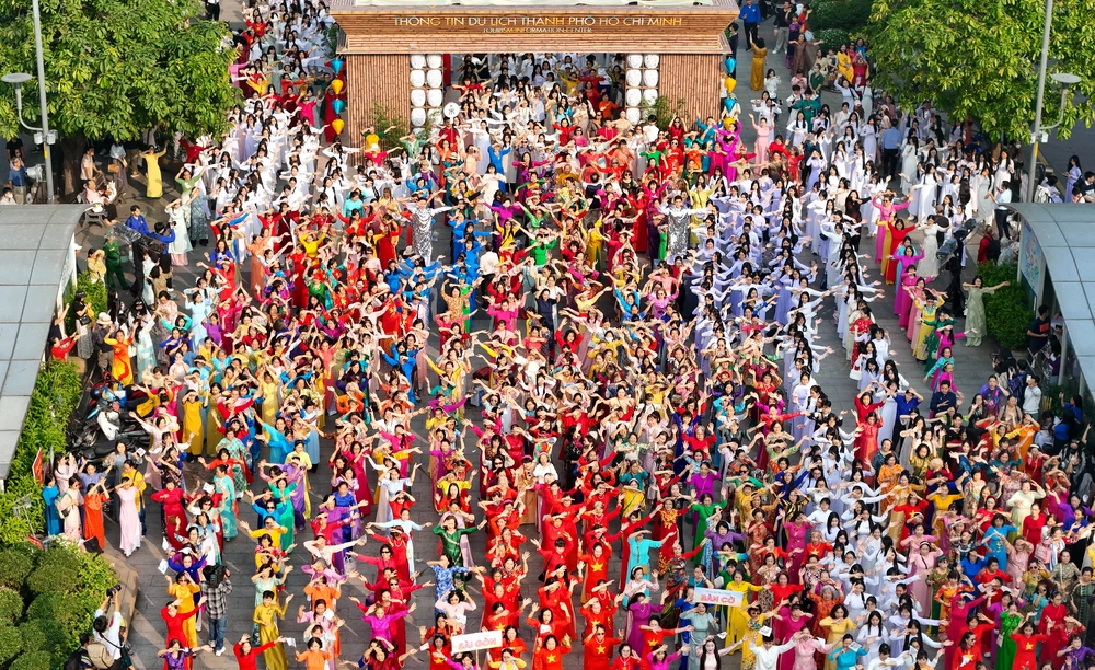 đồng diễn áo dài (1).jpg