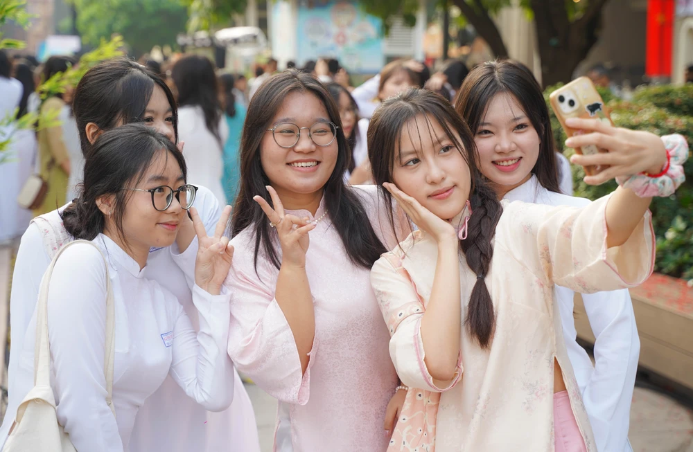 đồng diễn áo dài (12).jpg