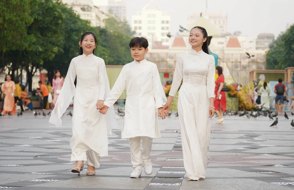 đồng diễn áo dài (13).jpg