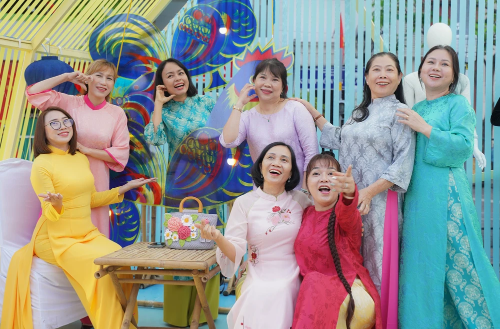 đồng diễn áo dài (16).jpg