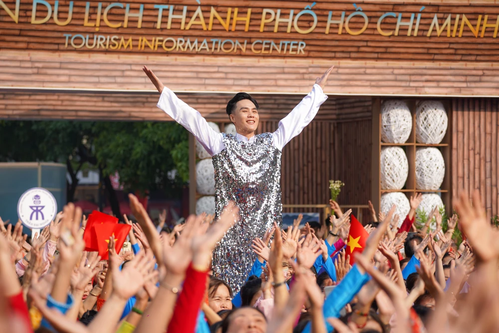 đồng diễn áo dài (17).jpg