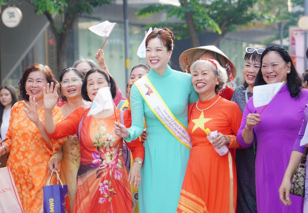 đồng diễn áo dài (2).jpg