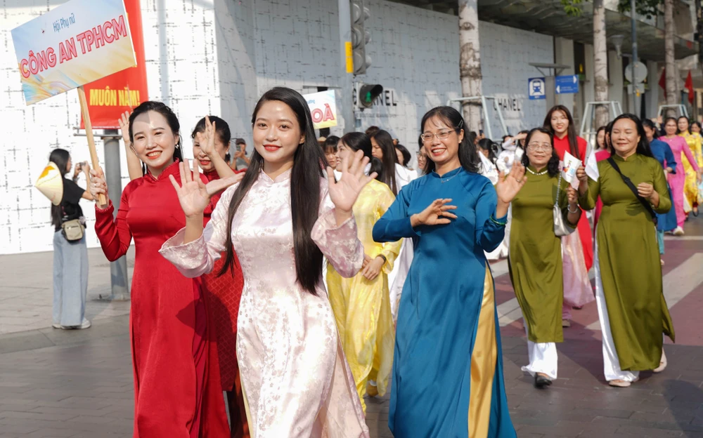 đồng diễn áo dài (4).jpg