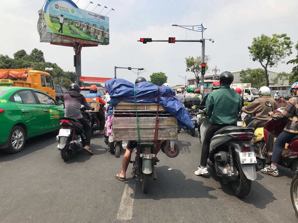 Một xe chở hàng cũ nát, biển số chỉ còn 1 nữa. Ảnh: TRẦN MINH