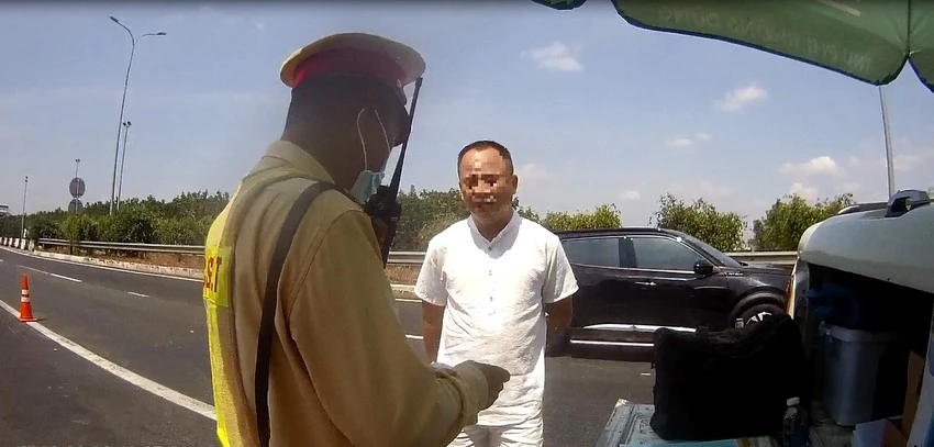 Tài xế T tại thời điểm kiểm tra. Ảnh CACC