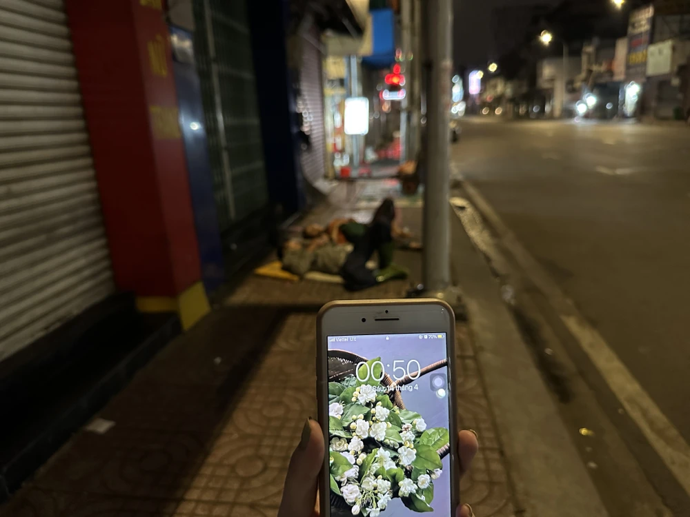 Trời đã về khuya, nhưng cái nóng oi bức vẫn không thuyên giảm. Ảnh: THẢO HIỀN