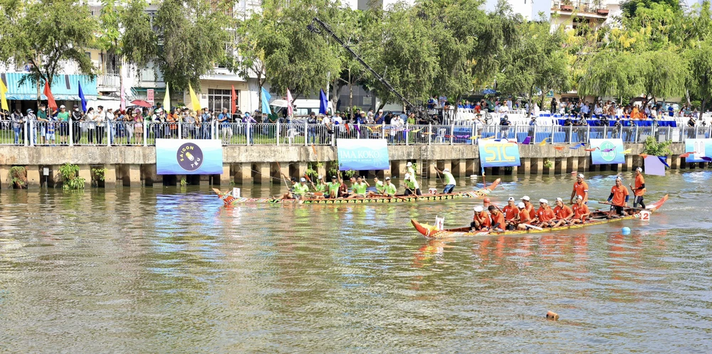 Ở vòng loại, các đội đua được chia thành 4 bảng (A,B,C,D). Sau đó, BTC chọn 4 đội vào bán kết. Tiếp theo, có 2 đội tranh hạng nhất và 2 đội tranh hạng ba. Ảnh: MINH ĐỦ