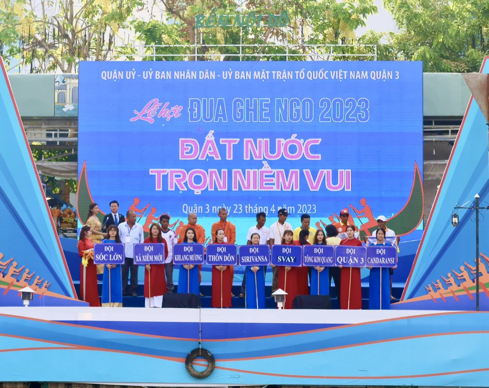 Phó Chủ tịch UBND Quận 3 Vũ Thị Mỹ Ngọc tặng hoa cho đại diện 9 đội tham gia đua ghe ngo. Ảnh: MINH ĐỦ