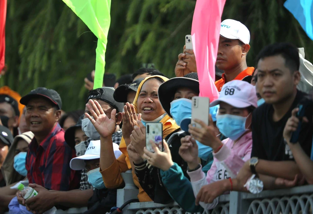 Người dân ra sức cỗ vũ cho đội ghe ngo yêu thích của mình. Ảnh: TRẦN MINH