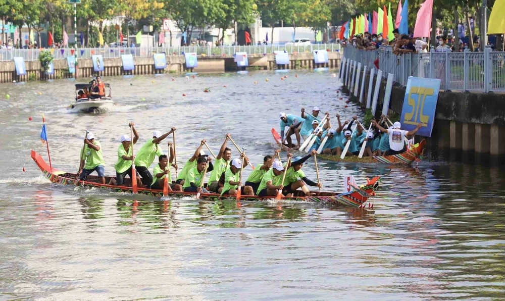 Các đội cố gắng tranh tài vượt qua khúc cua uốn lượn. Ảnh: TRẦN MINH