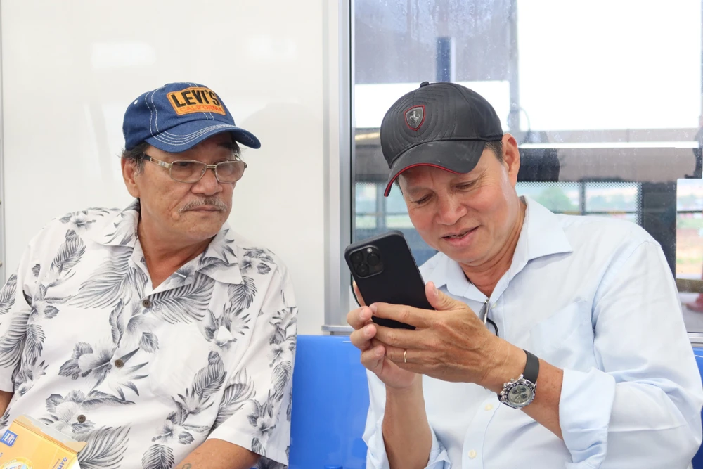 Người dân tranh thủ chụp hình làm lưu lại những khoảnh khắc lần đầu trải nghiệm. Ảnh: TRẦN MINH