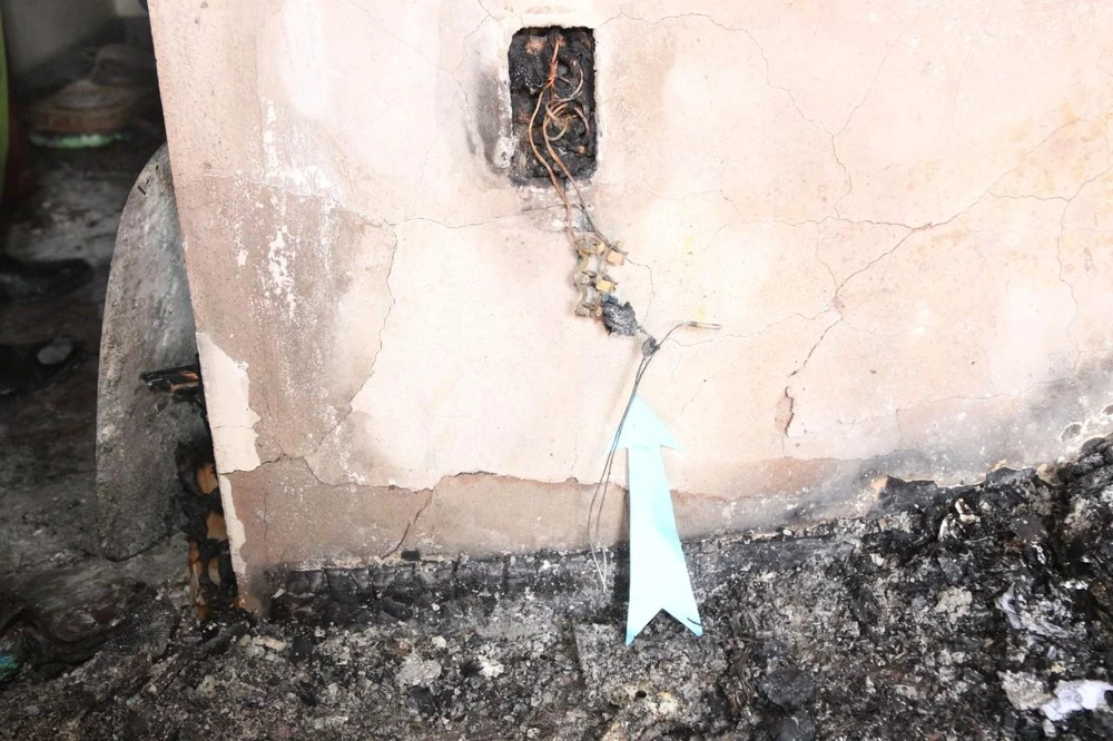 Nguyên nhân ban đầu do chập ổ điện Wifi. Ảnh: Đội CS PCCC và CNCH Công an Quận 12