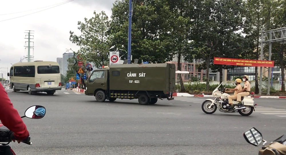 Sáng 8-5, CSGT dẫn đoàn xe chở các bị cáo trong vụ án lừa đảo chiếm đoạt tài sản, rửa tiền xảy ra tại Công ty CP Địa ốc Alibaba đến TAND Cấp cao tại TP.HCM để xét xử phúc thẩm. Ảnh: TRẦN MINH