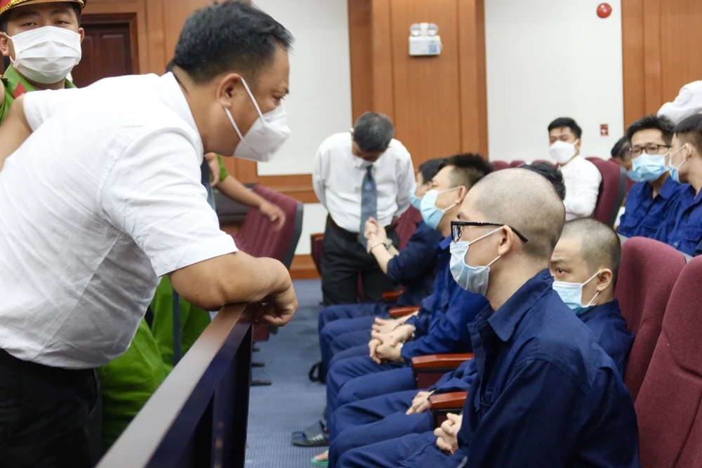 Nguyễn Thái Luyện trao đổi với luật sư. Ảnh: TRẦN MINH