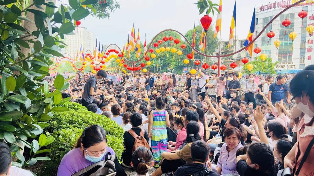 Rất đông các bạn trẻ đổ về chùa Pháp Hoa để tham gia lễ hội. Ảnh: TRẦN MINH