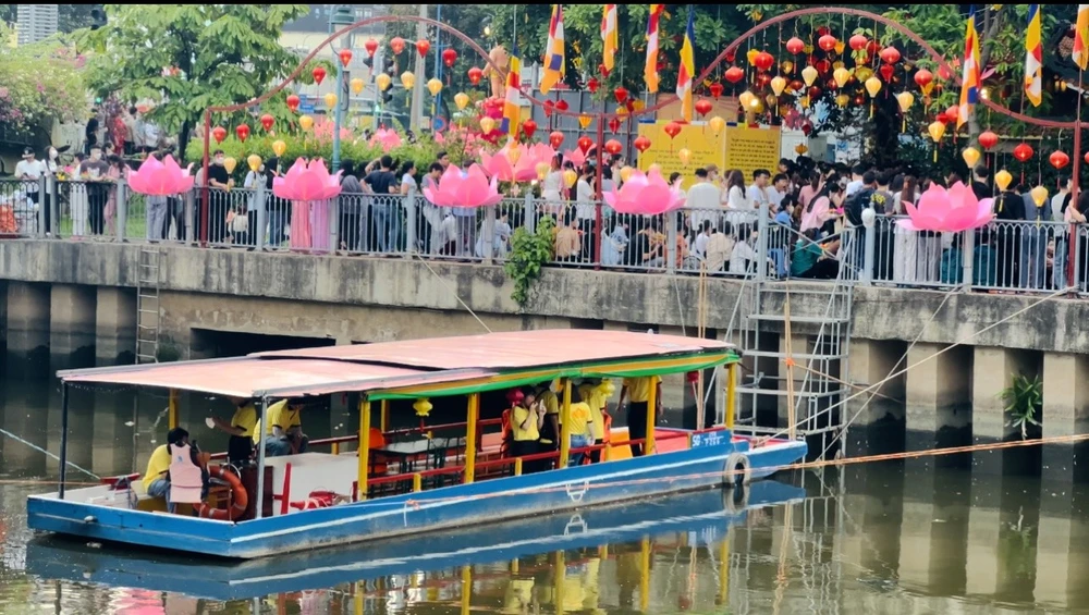 Công tác chuẩn bị lễ hội thả hoa đăng chào mừng đại lễ Phật Đản. Ảnh: TRẦN MINH