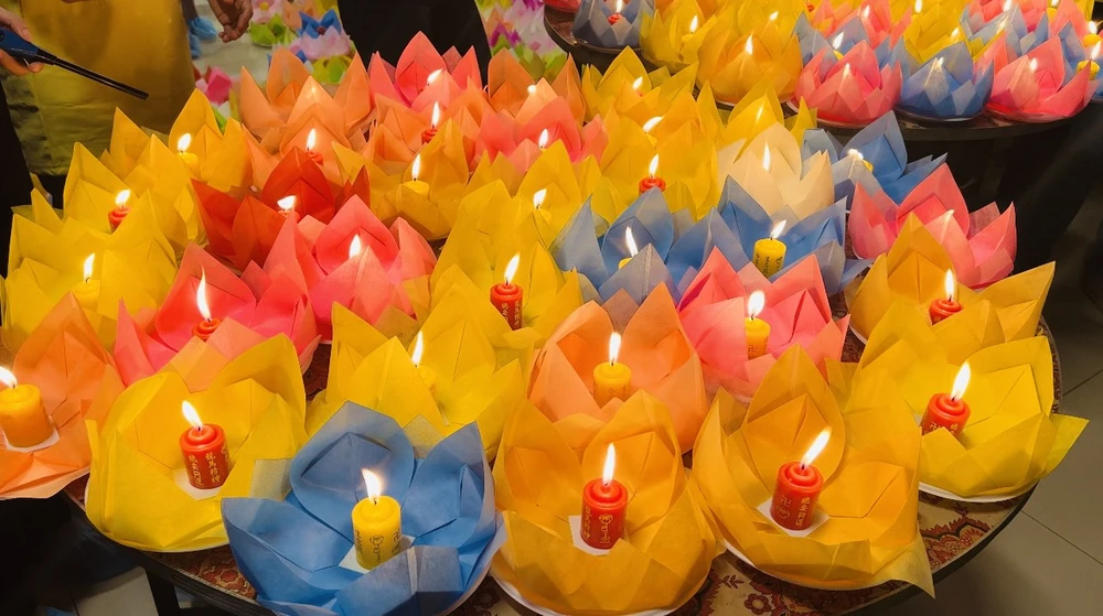 Hơn 7.000 đèn hoa đăng được chuẩn bị cho người dân và tăng ni, phật tử. Ảnh: TÍNH DƯƠNG