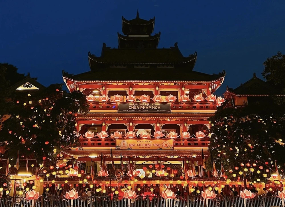 Chùa Pháp Hoa (TP.HCM) được thắp sáng bởi hàng trăm bóng đèn lung linh. Ảnh: TRẦN MINH