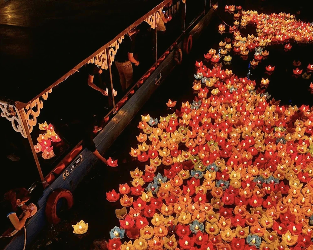 Những ngọn đèn hoa đăng sáng rực cả một dòng kênh. Ảnh: TRẦN MINH