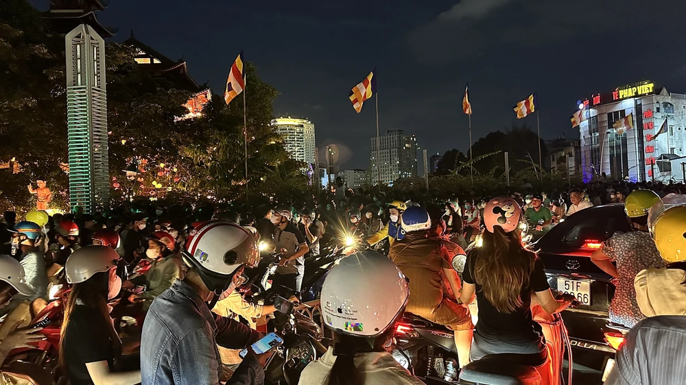 Càng về tối dòng người đổ về một đông, gây kẹt xe cục bộ trên đoạn đường đổ về chùa. Ảnh: TRẦN MINH