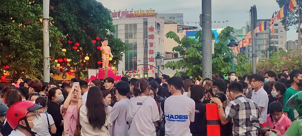 Khoảng 18 giờ đã có hàng trăm người dân đổ về chùa Pháp Hoa. Ảnh: MINH ĐỦ