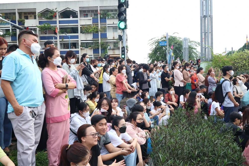 Nhiều người dân phải đứng ở ngoài chùa để tham gia, do bên trong khuôn viên chùa không đủ chỗ. Ảnh: TÍNH DƯƠNG