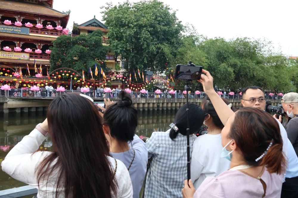 Hai bên bờ kè Trường Sa - Hoàng Sa kênh Nhiêu Lộc gần chùa Pháp Hoa (TP.HCM) nhiều người đứng chiêm ngưỡng vẻ đẹp của đại lễ Phật Đản. Ảnh: TÍNH DƯƠNG