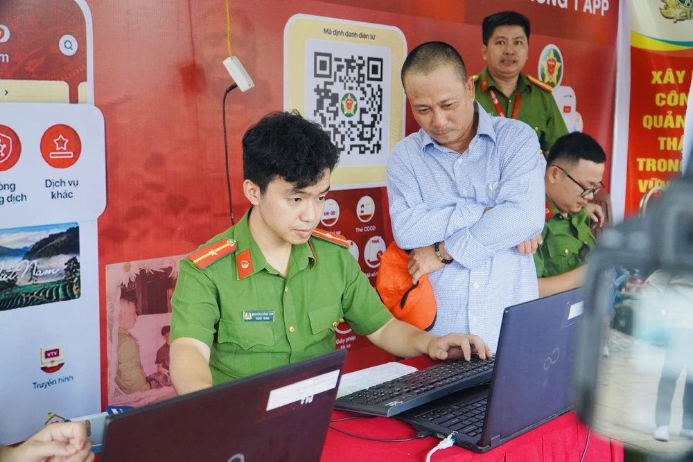 Sau khi được hướng dẫn làm thủ tục và ghi số thứ tự, thì người dân được gọi lên để khai báo thông tin. Ảnh: HUỲNH THƠ