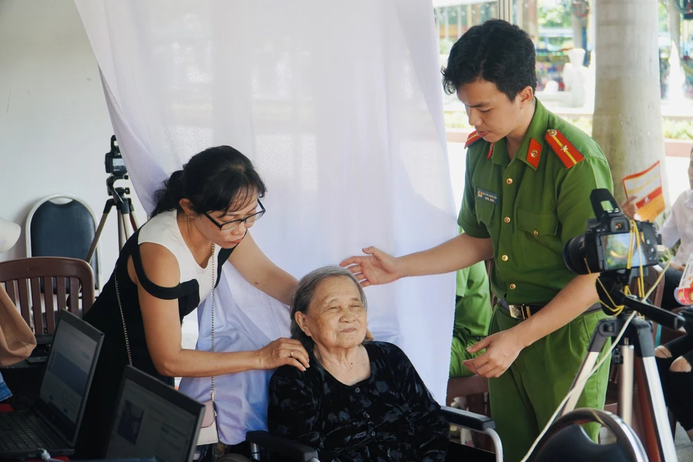 Rất nhiều người lớn tuổi đến làm CCCD. Ảnh: HUỲNH THƠ