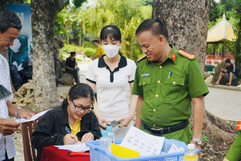 Thượng tá Phan Thanh Hồng, Trưởng phòng Cảnh sát quản lý Hành chính về trật tự xã hội Công an tỉnh Quảng Nam, cho biết thực hiện Đề án 06 của Chính phủ về Phát triển ứng dụng dữ liệu dân cư, định danh và xác thực điện tử phục vụ chuyển đối số quốc gia giai đoạn 2022-2025, tầm nhìn đến 2030, Công an tỉnh Quảng Nam đã nỗ lực, cố gắng, không ngại ngày đêm, khó khăn, gian khổ để thực hiện nhiệm vụ. Ảnh: HUỲNH THƠ