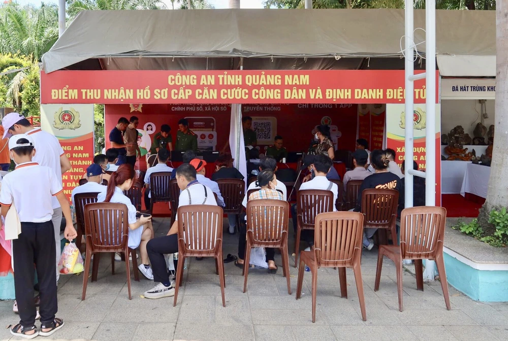 Ghi nhận của PV sáng ngày 3-6, rất đông người dân Quảng Nam đang sinh sống tại TP.HCM rủ nhau đi làm CCCD. Ảnh: TRẦN MINH