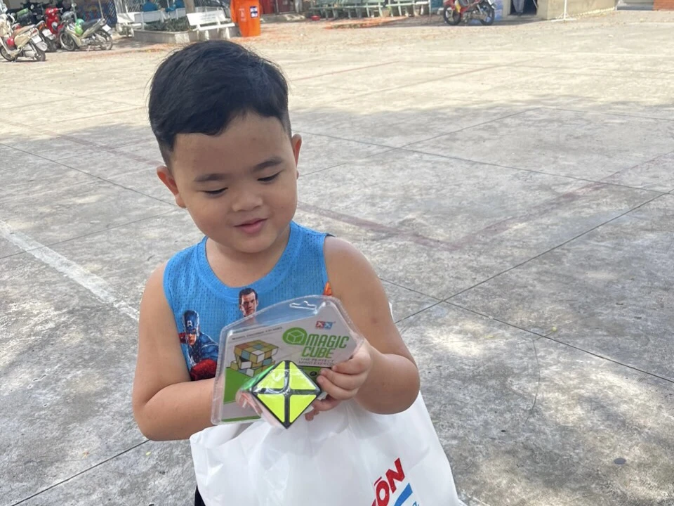 Các bé được nhận những phần quà từ ban tổ chức. Ảnh: TRẦN MINH Các bé được nhận những phần quà từ ban tổ chức. Ảnh: TRẦN MINH